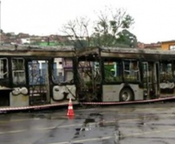 Ônibus ficou completamente destruído no Terminal Cidade Tiradentes 