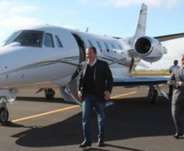 Eduardo Campos ao lado do Cessna 560XL