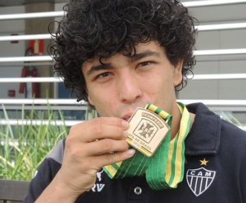 Luan beija medalha de campeão da Copa do Brasil um dia depois da conquista 