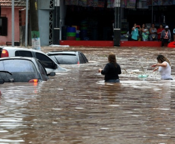 Enchente arrasta carros