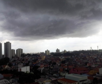Nuvens carregadas encobrem o céu na zona norte da cidade de São Paulo