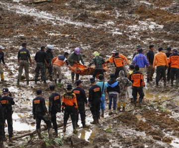 Equipes de resgate retiram vítima do deslizamento de terra em vilarejo na Indonésia