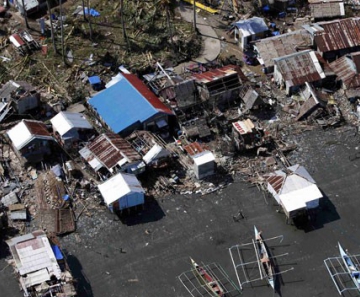 Imagem aérea mostra casas destruídas por tufão nas Filipinas em dezembro deste ano 