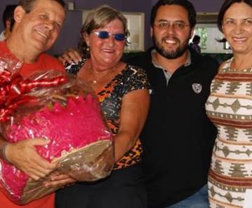 Vencedora recebeu cesta das mãos do presidente da Arena Natal, Ednilson Valcanaia, e secretários municipais Adão Brizolla e Janice Ribeiro