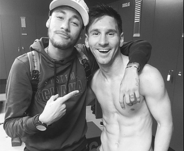 Neymar com Messi sem camisa no vestiario do Barcelona