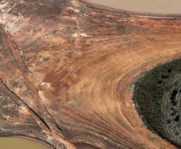 Vista aérea da represa de Atibainha, parte do Sistema Cantareira, com margens bastante expostas devido à seca no estado de São Paulo 