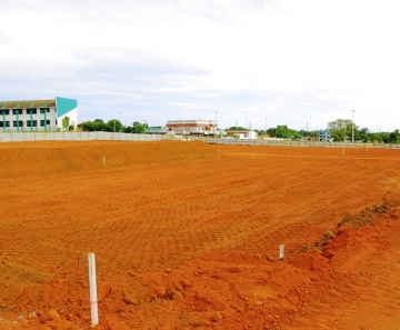 Execução dos serviços de terraplanagem no local onde será erguida a escola profissionalizante