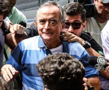 O ex-diretor da área Internacional da Petrobras, Nestor Cerveró chega ao IML de Curitiba (PR), para exame de corpo delito; ele foi preso durante a madrugada no Rio de Janeiro 