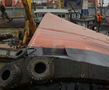 Equipes de resgate observam casco do rebocador que afundou na China