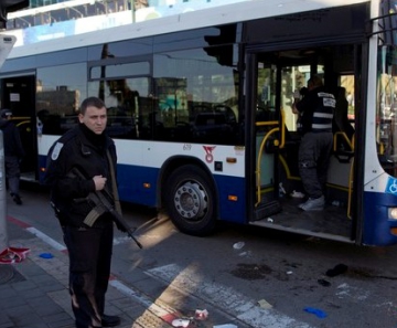 Policial observa local onde homem atacou passageiros de um ônibus em Tel Aviv 