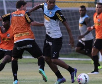 Régis em pré-temporada do Botafogo: lateral foi desligado do clube e jogará em São Paulo 