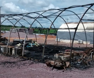 Barracão ficou destruído após incêndio 