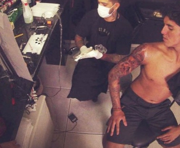 Durante a tarde desta sexta, Gabriel Medina enfrentou primeira sessão para fazer nova tatuagem