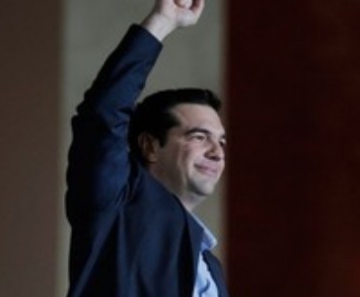 Líder do partido Syriza alexis Tsipras acena para apoiadores em Atenas neste domingo (25) 