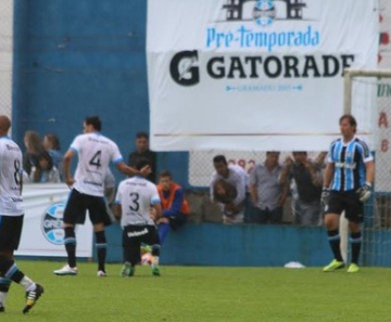 Gabriel Silva anota gol contra e é consolado por Rhodolfo
