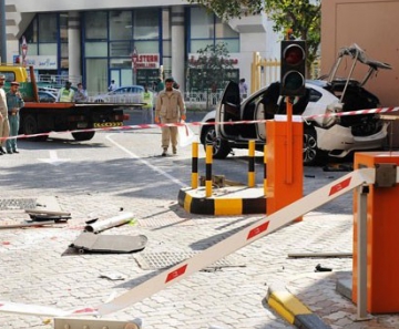 Carro caiu do sexto andar de um prédio de estacionamentos em Abu Dhabi; mulher morreu