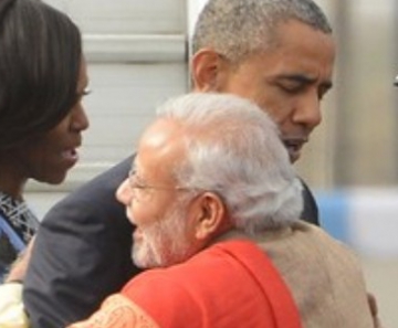 Narendra Modi e Obama se abraçam na chegada do presidente americano à Índia neste domingo (25) 