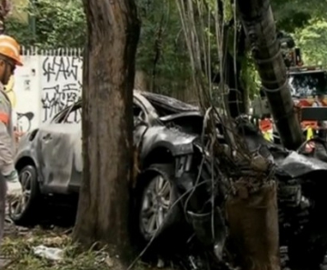 Volvo S60 ficou destruído após impacto da colisão