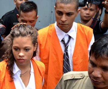 Heather Mack e Tommy Schaefer são vistos deixando uma prisão em Denpasar para seguirem para seu julgamento nesta quarta-feira (28). Eles são acusados da morte da mãe de Heather, Sheila, em agosto de 2014 