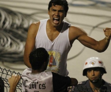 Felipe celebra a conquista do Paulista de 2010, quando foi titular com Neymar e Ganso 
