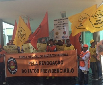 Sindicalistas protestaram em frente ao Ministério da Fazenda nesta quarta-feira (28) 