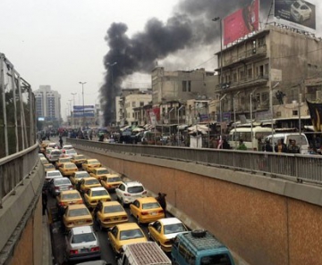 Fumaça é vista após explosão de carro-bomba em Bagdá nesta sexta-feira (30) 
