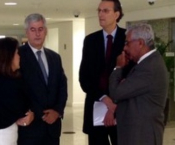 Hermes Chipp (esq.), diretor geral do ONS, e Mauricio Tolmasquim (centro), presidente da Empresa de Pesquisa Energética, aguardam início da reunião no Rio 