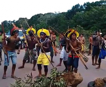 Indígenas das etnias Terena e Maben-Groke fazem manifestação na rodovia. 