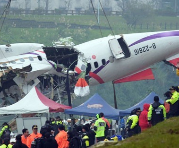 Destroços do avião da Transasia que caiu em Taiwan nesta quarta-feira (4) são retiradas de rio nesta quinta-feira (5) pelas equipes de resgate; 12 pessoas ainda estão desaparecidas 