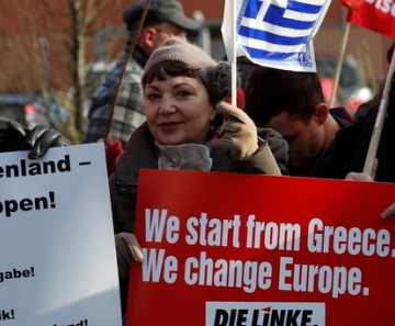 Manifestantes protestam em solidariedade à Grécia em frente ao ministério das Finanças em Berlim. 