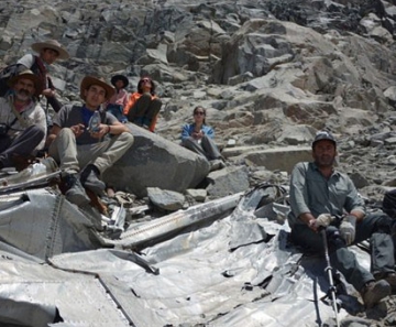 Foto de 26 de janeiro mostra grupo de alpinistas chilenos com o que eles dizem ser os destroços de um avião que caiu nos Andes há 54 anos