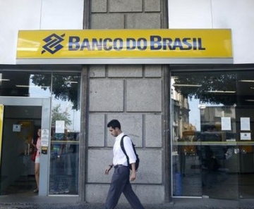 Homem em frente filial do Banco do Brasil no Rio de Janeiro. 