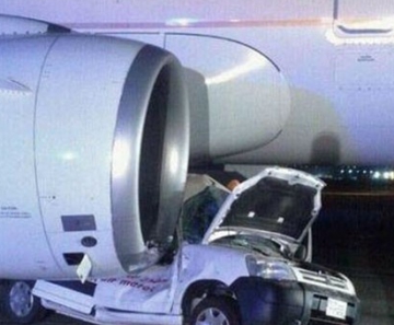 Carro de serviço colidiu com o avião 