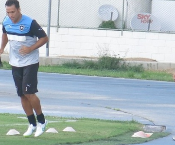 Daniel Carvalho no campo anexo do Nilton Santos: ajuda do Bota para voltar a jogar futebol 