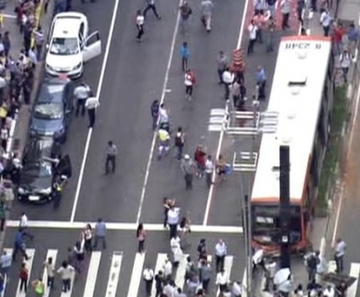 Acidente na Avenida Paulista envolve ônibus e carros no sentido Paraíso 