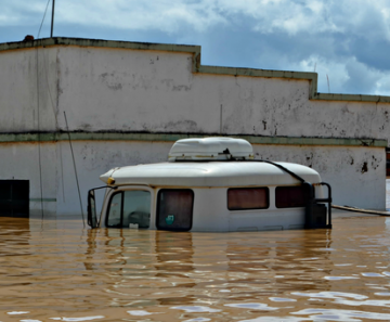 Imagem, de terça-feira (24), mostra caminhão embaixo d'água nos municípios de Epitaciolândia 