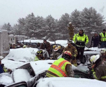 Carros ficaram empilhados após acidente com mais de 70 veículos em estrada do Maine, nos EUA, nesta quarta-feira (25)