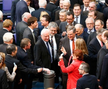 Deputados alemães votam a favor da extensão do pacote de resgate financeiro no Bundestag, em Berlim, nesta sexta-feira 