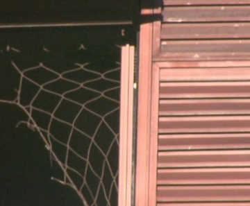 Tela de proteção rasgada após queda do 10º andar de garoto em Campinas (SP) 