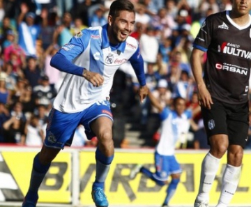  Flavio Santos comemora o gol do Puebla, que goleou a equipe de Ronaldinho Gaúcho