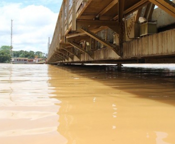 Ponte Juscelino Kubitschek foi interditada neste domingo (1º), em Rio Branco 
