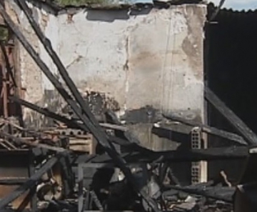Casa ficou destruída após o incêndio 