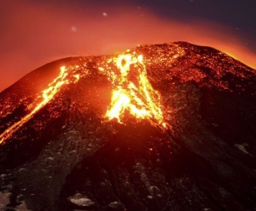 O vulcão Villarica entra em erupção na madrugada desta terça-feira (3) em Pucon, no Chile 
