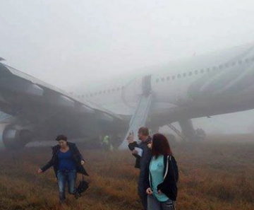 Passageiros deixam avião da Turkish Airlines que parou com o nariz na pista ao derrapar no pouso no aeroporto de Catmandu, Nepal 