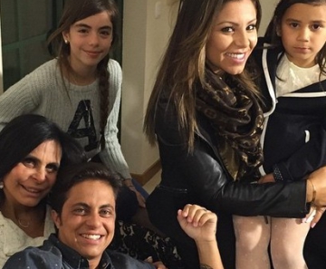 Gretchen com as filhas Thammy Miranda, Giulia e Valentina e com Andressa Ferreira em sua casa em Portugal
