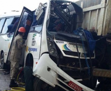 Acidente entre micro-ônibus e caminhão caçamba interdita a SE-90 