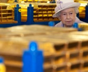 A rainha Elizabeth percorre um cofre de ouro durante uma visita ao Banco da Inglaterra, em Londres.