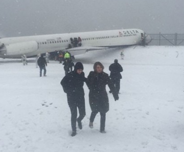 Passageiros deixam avião após aeronave derrapar no aeroporto de LaGuardia, nos EUA 