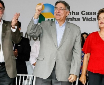 A presidente Dilma Rousseff, acompanhada do ministro Patrus Ananias (Desenvolvimento Agrário) e do governador de MG, Fernando Pimentel, durante evento em Araguari