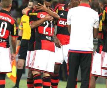 Léo Moura dá forte abraço em Pará na passagem de bastão